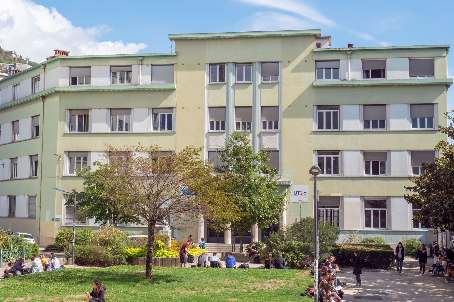 Bâtiment principale de l'IUT2, place Doyen Gosse